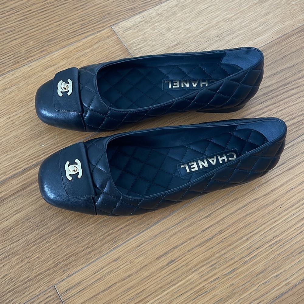 CHANEL Black Quilted Leather CC Logo Ballet Flats - Picture 2 of 9